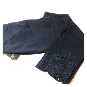 NWT women’s skinny Capri with eyelet cuff